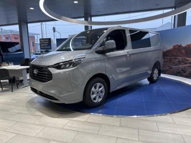 Voir le détail de l'offre de cette FORD Transit Custom Fg 320 L1H1 2.5 Duratec 232ch Hybride rechargeable Cabine Approfondie Limited CVT de 2025 en vente à partir de 48 900 € 